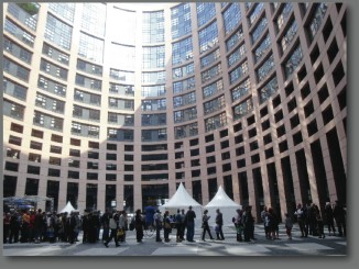 Le Carré d'Art, école de danse à Strasbourg - Nu-pieds sur les routes de l'Europe - portes ouvertures du Parlement européen de Strasbourg et Bruxelles - image1