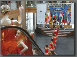Le Carré d'Art, dance school in Strasbourg - Nu-pieds sur les routes de l'Europe - portes ouvertures du Parlement européen de Strasbourg et de Bruxelles - image13